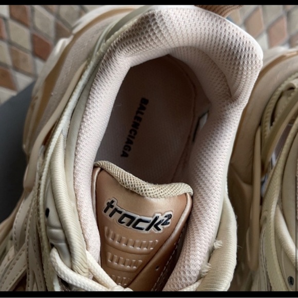 Authentic Balenciaga 2.0 - Picture 2 of 10